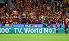 -莱比锡红牛球迷聚集庆祝球队首胜的简单介绍