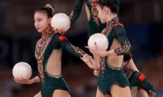 九游体育-关于足球比赛彩蝶争妍，运动员斗志昂扬的信息