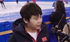 九游体育官网-南极洲足球比赛热身，球队备战冰场