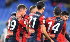 -博洛尼亚队员奋勇拼搏，争取胜利