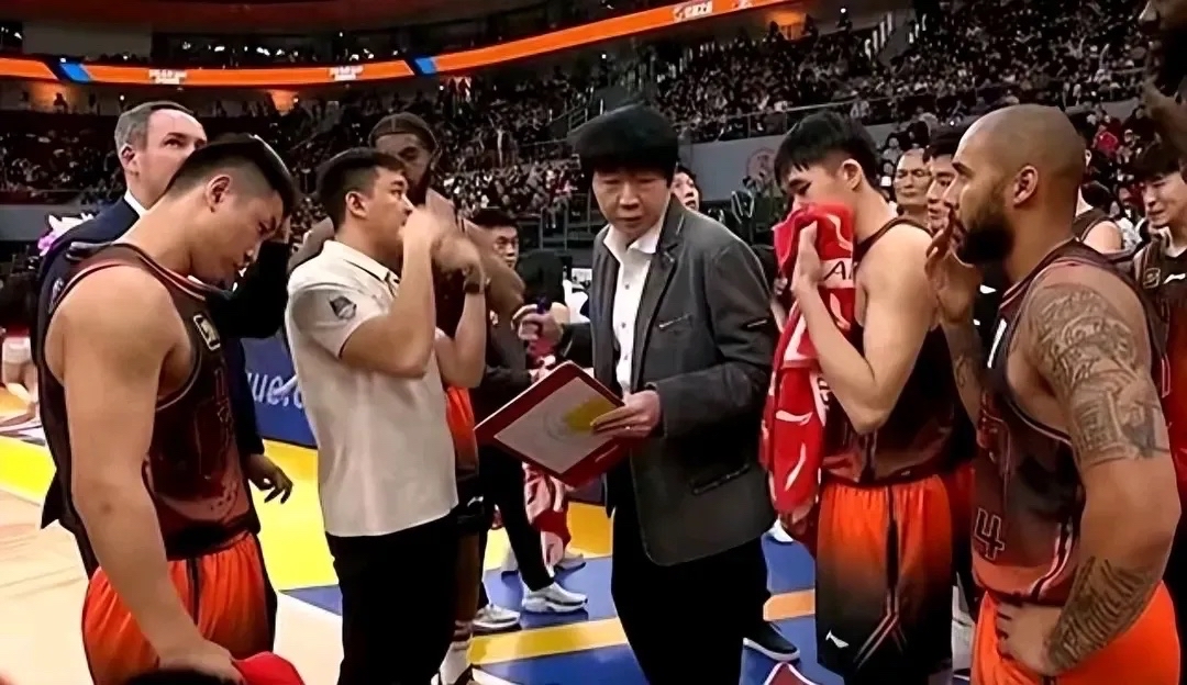 趣味明星球员组队参与篮球赛事，场上表现抢眼