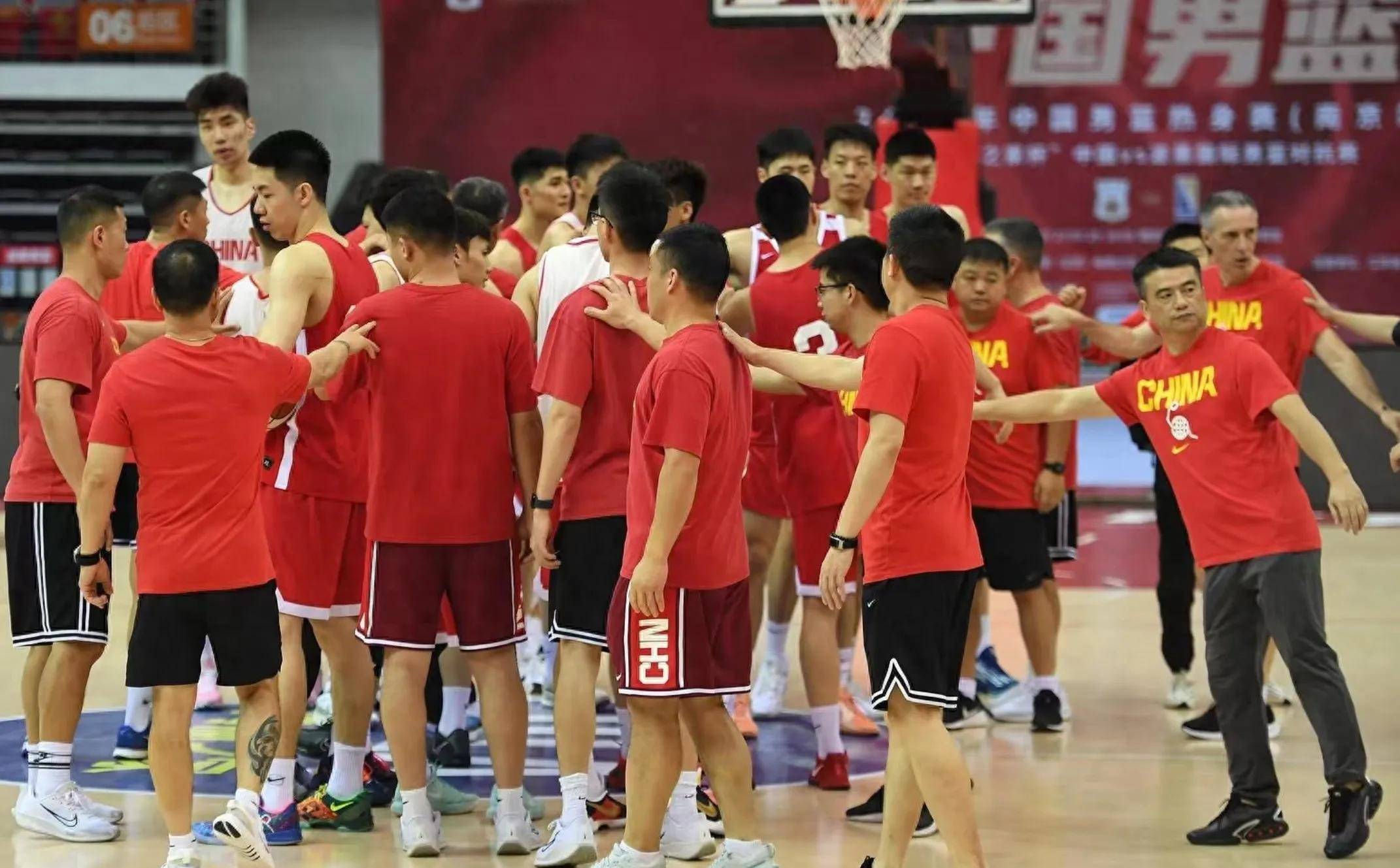 九游体育在线登录-比赛如火如荼进行，各队球员拼尽全力为球队争取胜利！的简单介绍