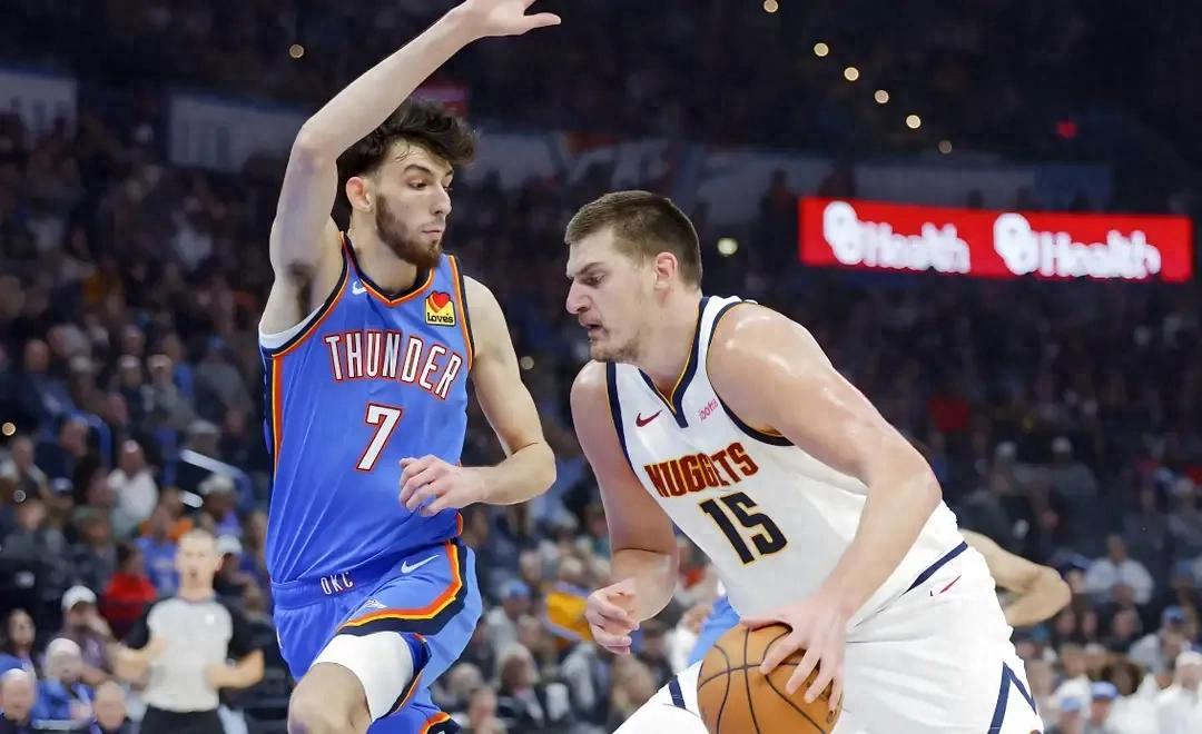 东部和西部球队在激烈比赛中争夺季后赛名额