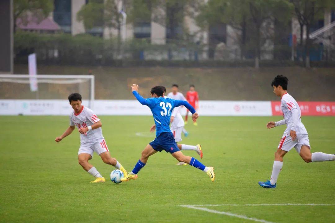 激烈足球比赛掀起热情高潮,球队拼搏的简单介绍 激烈足球比赛掀起热情高潮,球队拼搏的简单介绍