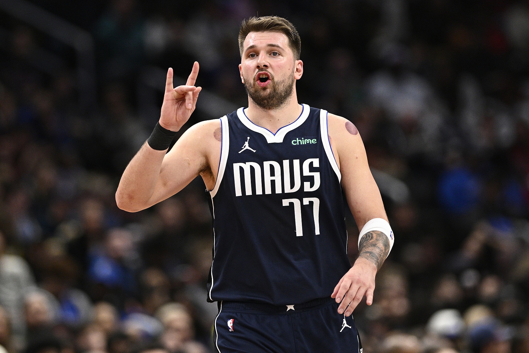 独行侠负马刺，东契奇状态火热但无力扭转败局的简单介绍