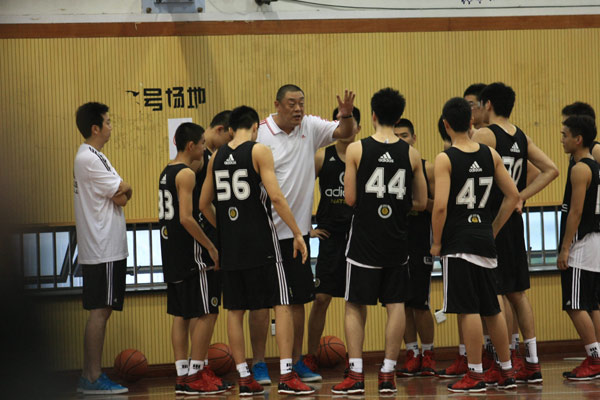 篮球教练组织座谈会，调整战术备战